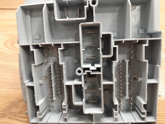 bontott ALFA ROMEO 159 Biztosítéktábla Motortér