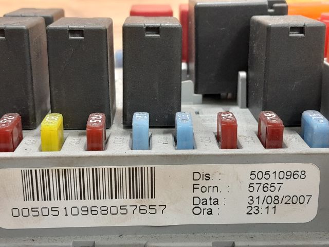 bontott ALFA ROMEO 159 Biztosítéktábla Motortér