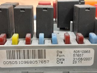 bontott ALFA ROMEO 159 Biztosítéktábla Motortér