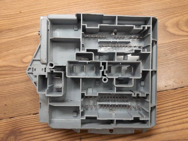 bontott ALFA ROMEO 159 Biztosítéktábla Motortér