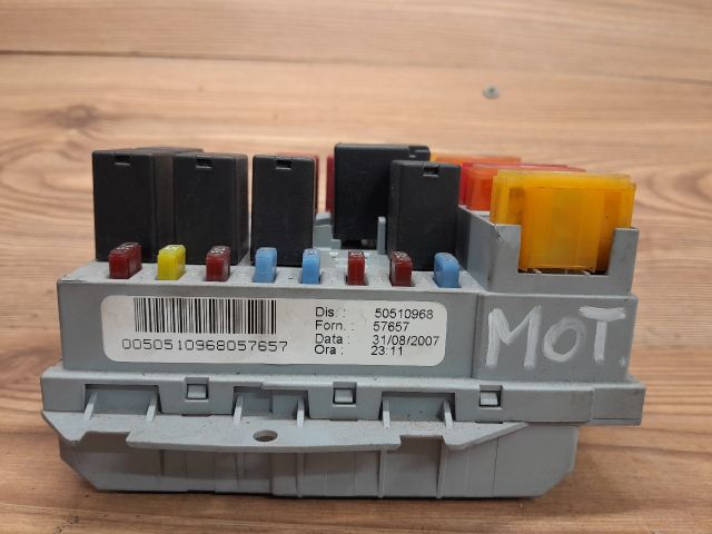 bontott ALFA ROMEO 159 Biztosítéktábla Motortér