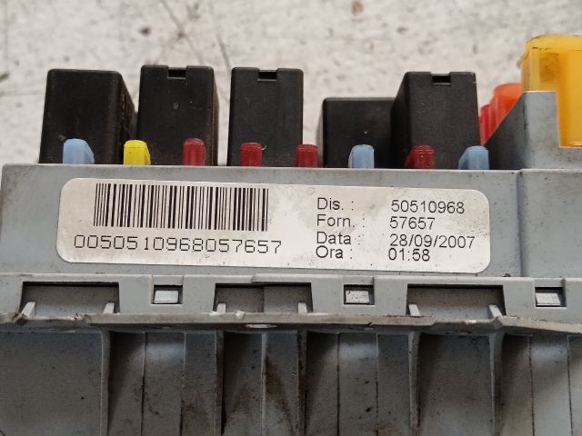 bontott ALFA ROMEO 159 Biztosítéktábla Motortér