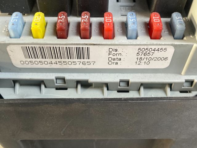 bontott ALFA ROMEO 159 Biztosítéktábla Motortér