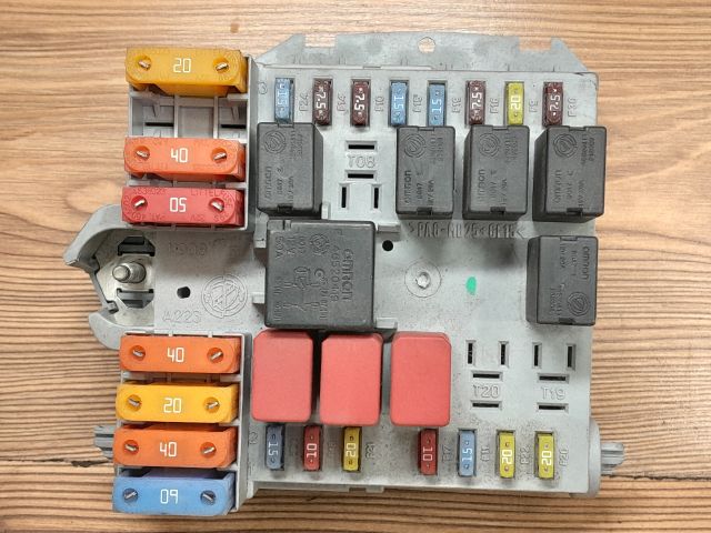 bontott ALFA ROMEO 159 Biztosítéktábla Motortér