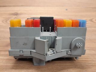 bontott ALFA ROMEO 159 Biztosítéktábla Motortér