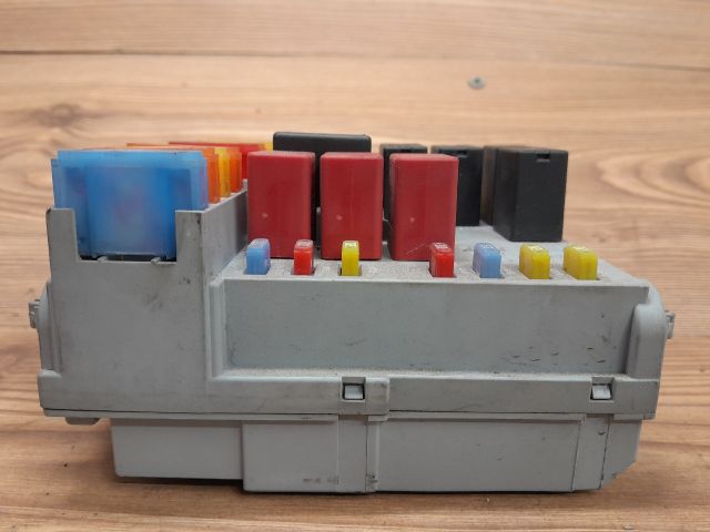 bontott ALFA ROMEO 159 Biztosítéktábla Motortér