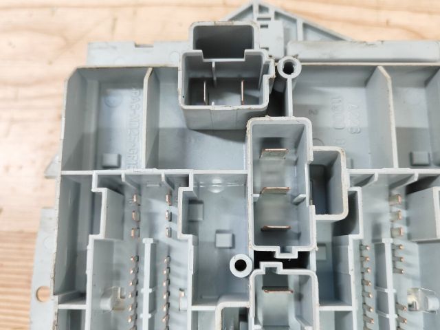 bontott ALFA ROMEO 159 Biztosítéktábla Motortér