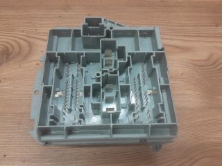 bontott ALFA ROMEO 159 Biztosítéktábla Motortér