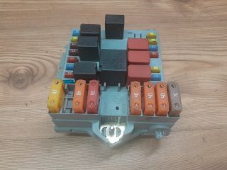 bontott ALFA ROMEO 159 Biztosítéktábla Motortér