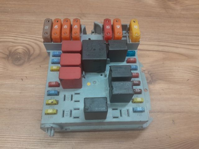 bontott ALFA ROMEO 159 Biztosítéktábla Motortér