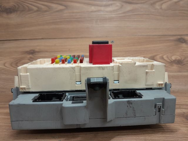 bontott ALFA ROMEO 159 Biztosítéktábla Utastér