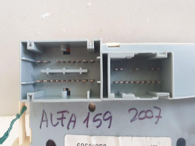 bontott ALFA ROMEO 159 Biztosítéktábla Utastér