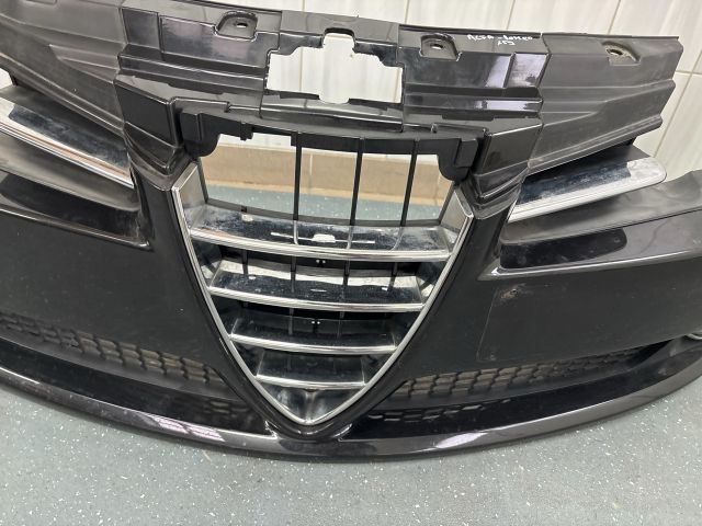 bontott ALFA ROMEO 159 Első Lökhárító (Részeivel)