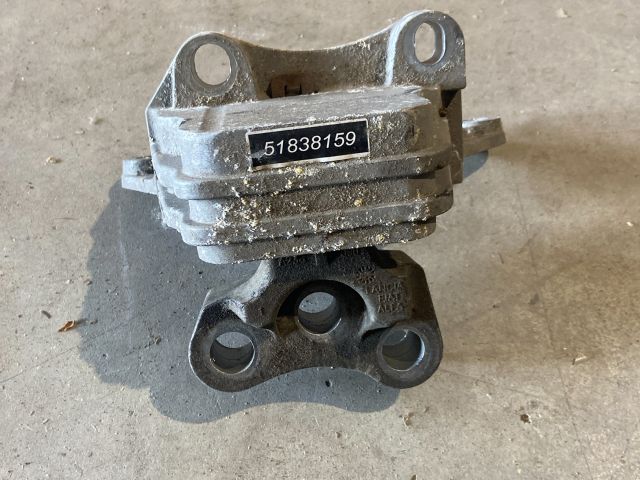 bontott ALFA ROMEO GIULIETTA Motor Tartó Bak Bal