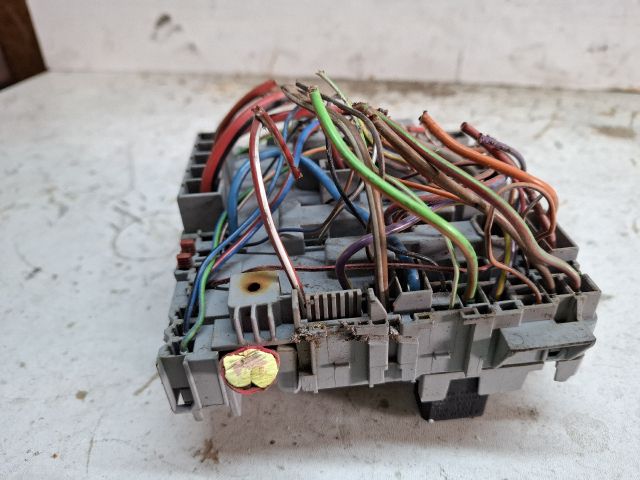 bontott ALFA ROMEO GIULIETTA Biztosítéktábla Motortér