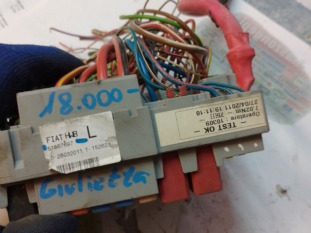 bontott ALFA ROMEO GIULIETTA Biztosítéktábla Utastér