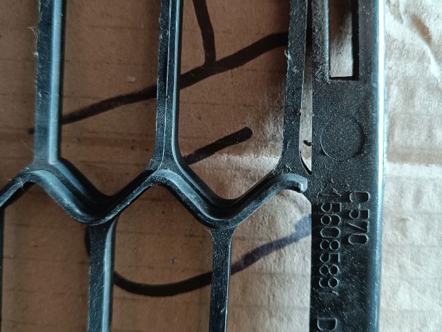 bontott ALFA ROMEO GIULIETTA Első Lökhárító Alsó Középső Díszrács