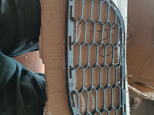 bontott ALFA ROMEO GIULIETTA Első Lökhárító Alsó Középső Díszrács