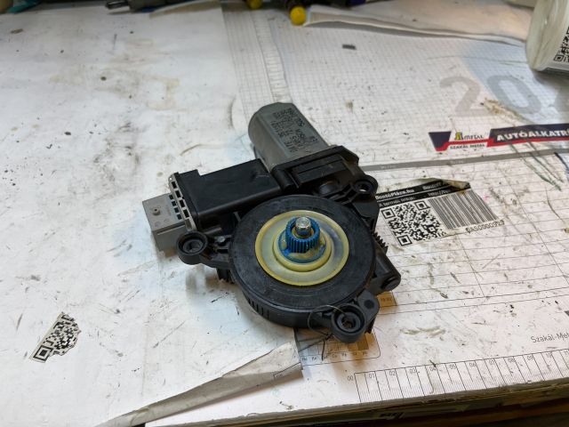 bontott ALFA ROMEO GIULIETTA Jobb hátsó Ablakemelő Motor