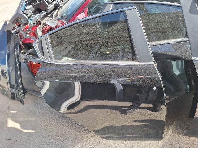 bontott ALFA ROMEO GIULIETTA Jobb hátsó Ajtó (Részeivel)