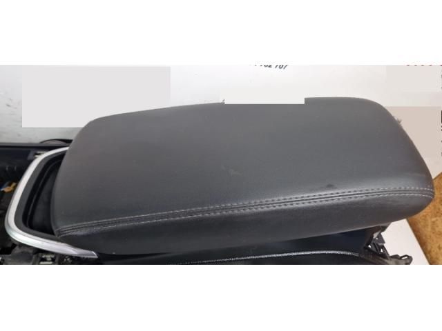 bontott ALFA ROMEO STELVIO Könyöklő