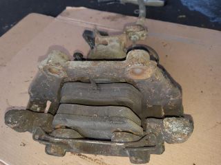 bontott AUDI 100 Jobb első Féknyereg Munkahengerrel