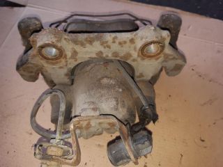 bontott AUDI 100 Jobb első Féknyereg Munkahengerrel