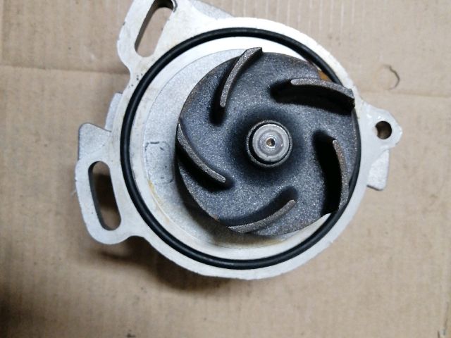 bontott AUDI 100 Vízpumpa