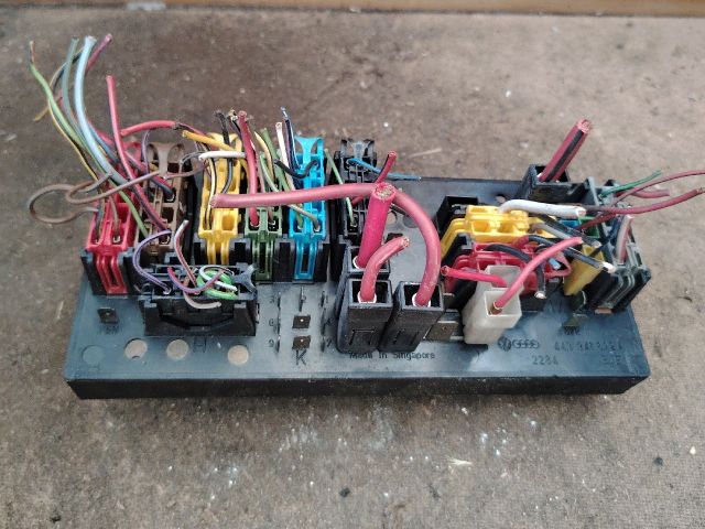 bontott AUDI 80 Biztosítéktábla Utastér