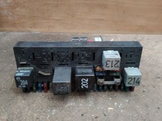 bontott AUDI 80 Biztosítéktábla Utastér