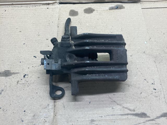 bontott AUDI A1 Jobb hátsó Féknyereg Munkahengerrel