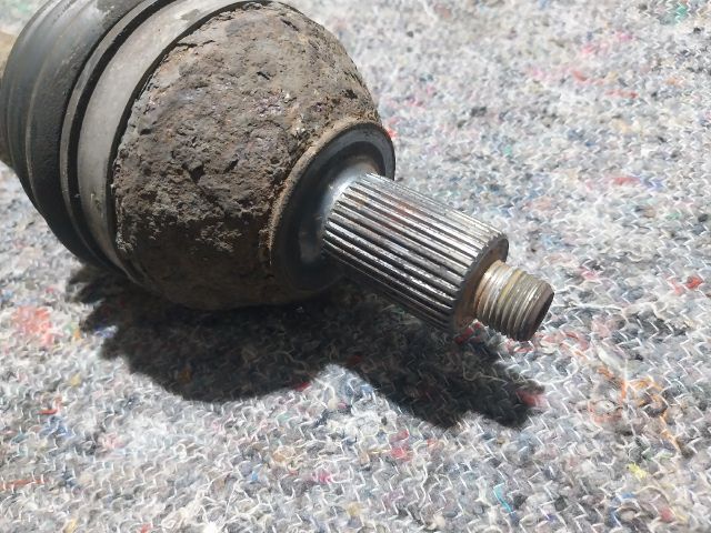 bontott AUDI A1 Bal Féltengely