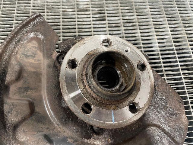 bontott AUDI A1 Jobb első Csonkállvány