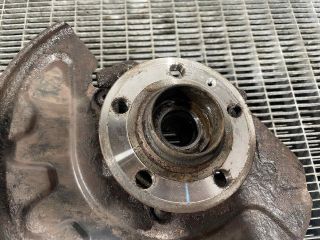 bontott AUDI A1 Jobb első Csonkállvány