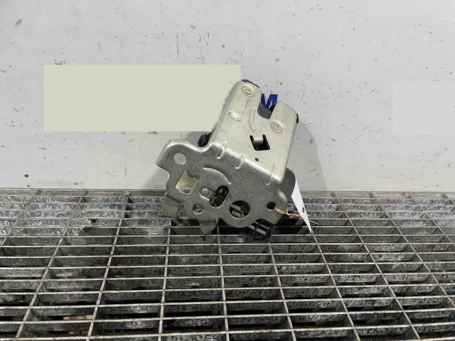 bontott AUDI A1 Csomagtérajtó Ütköző