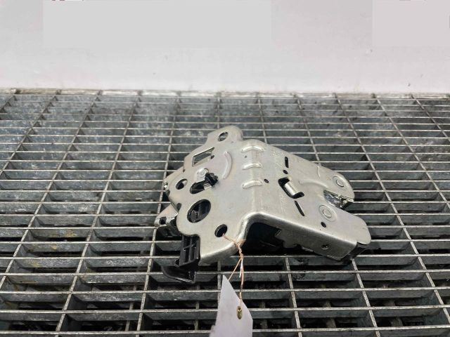 bontott AUDI A1 Csomagtérajtó Ütköző