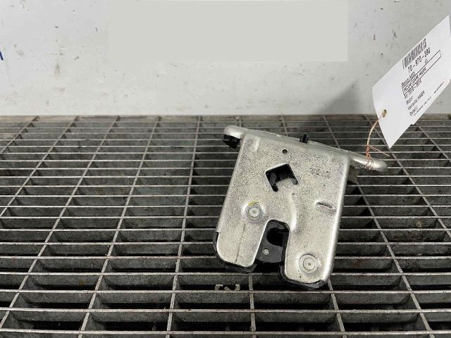 bontott AUDI A1 Csomagtérajtó Ütköző