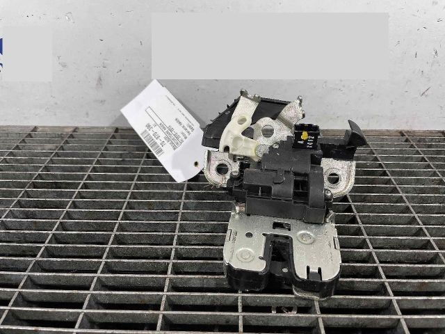 bontott AUDI A1 Csomagtérajtó Ütköző