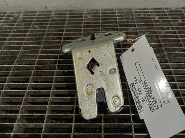 bontott AUDI A1 Csomagtérajtó Ütköző