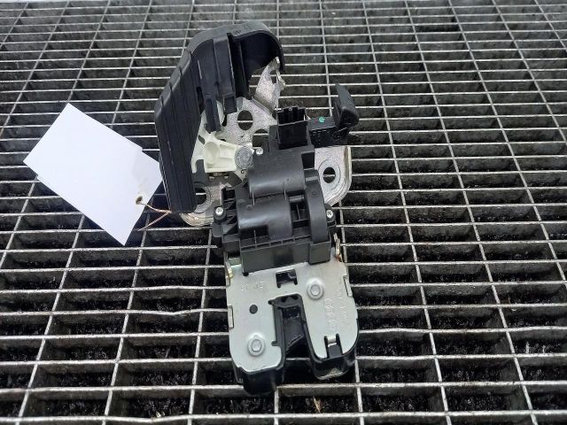 bontott AUDI A1 Csomagtérajtó Ütköző