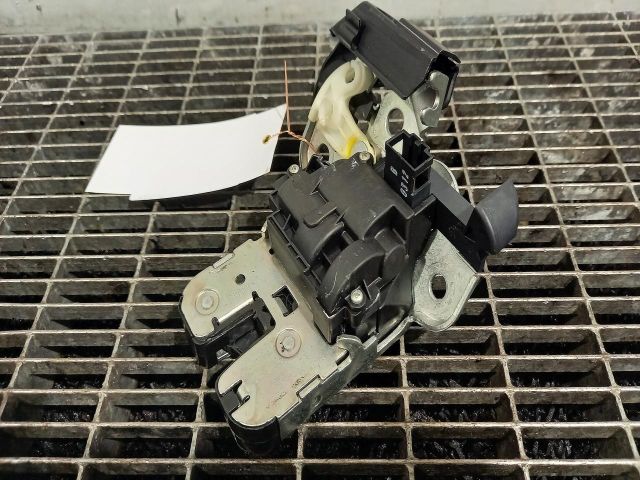 bontott AUDI A1 Csomagtérajtó Ütköző