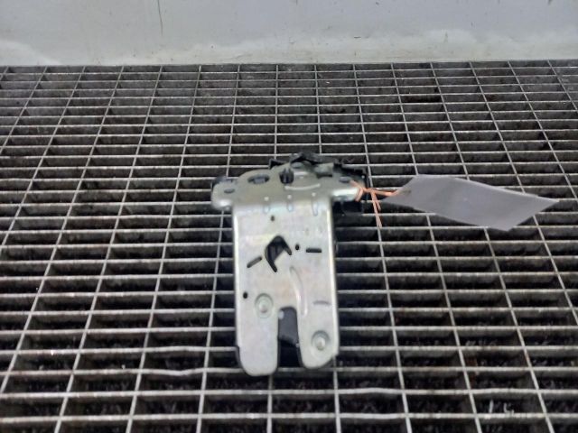 bontott AUDI A1 Csomagtérajtó Ütköző