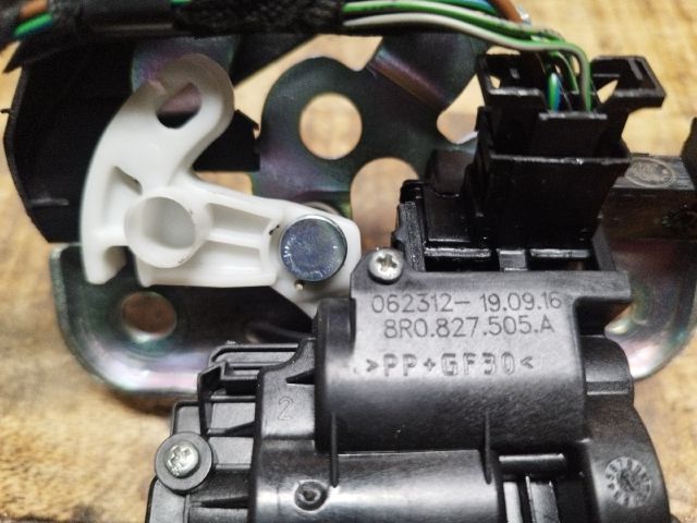 bontott AUDI A1 Csomagtérajtó Zárszerkezet