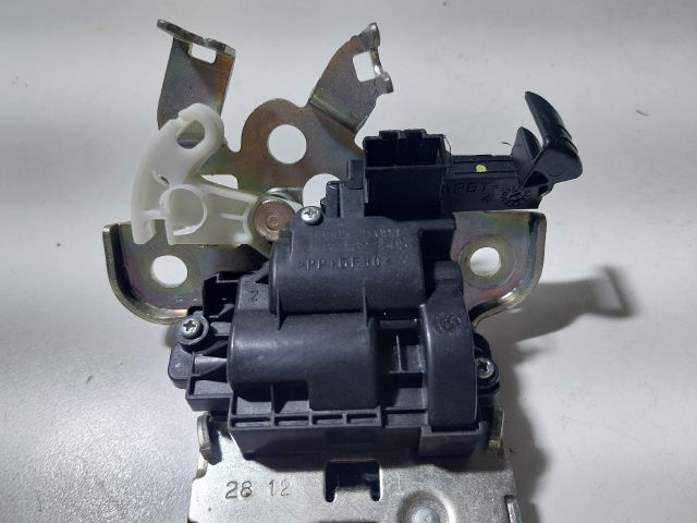 bontott AUDI A1 Csomagtérajtó Zárszerkezet