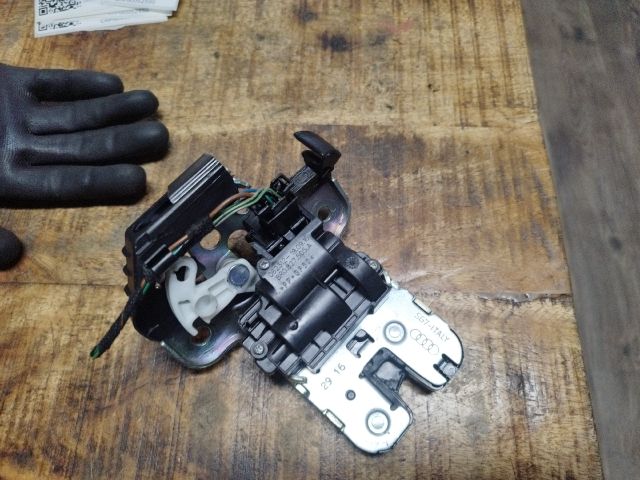 bontott AUDI A1 Csomagtérajtó Zárszerkezet