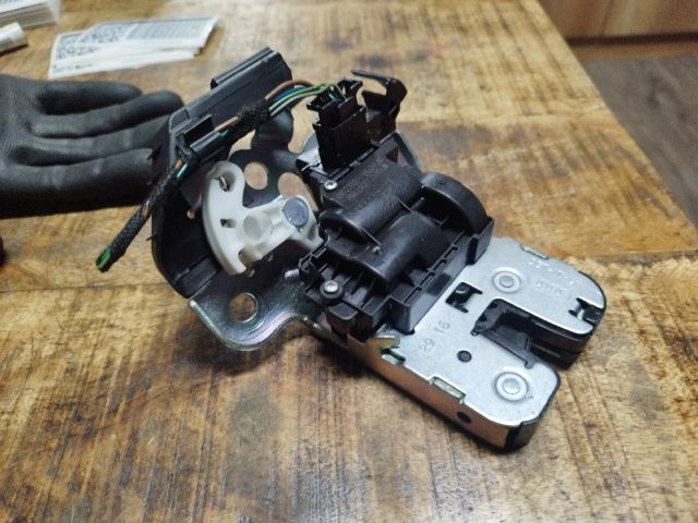 bontott AUDI A1 Csomagtérajtó Zárszerkezet