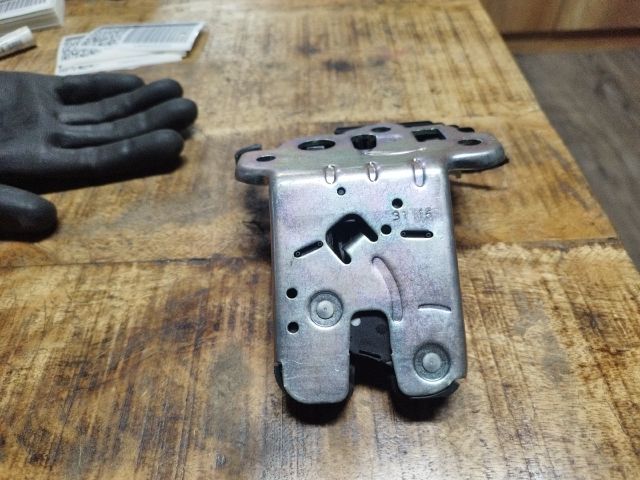 bontott AUDI A1 Csomagtérajtó Zárszerkezet