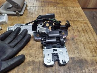 bontott AUDI A1 Csomagtérajtó Zárszerkezet