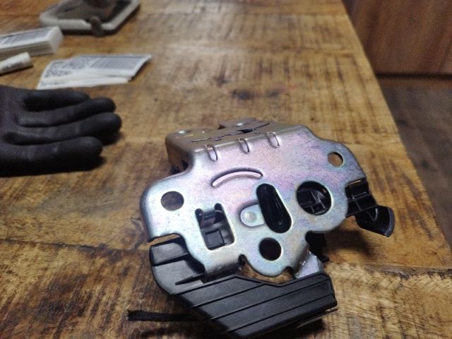 bontott AUDI A1 Csomagtérajtó Zárszerkezet