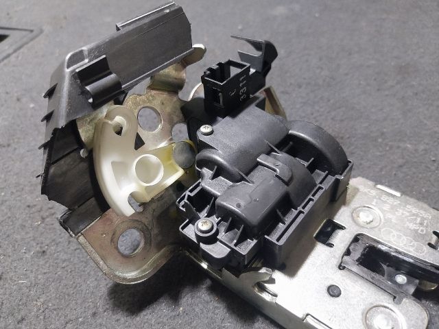 bontott AUDI A1 Csomagtérajtó Zárszerkezet